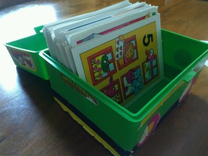 VINTAGE-SWEET-PICKLES-PRESCHOOL-PROGRAM-LEARNING-ACTIVITY-CARDS-GREEN-BUS-CASE