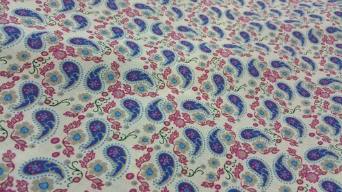 Blanc Poly Coton avec Royal Bleu//Rose Imprimé Cachemire Tissu Largeur 44 in environ 111.76 cm