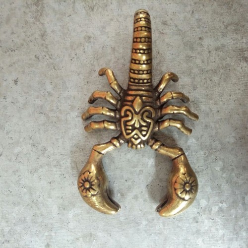 Exquisite Old Chinese Handmade carving brass Carved scorpion Exquisite pendant