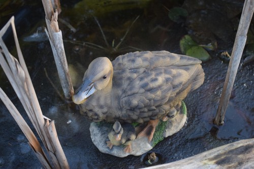 Ente mit Kücken Deko Figur Braune Schwarze Tierfigur Gartenfigur Teich Erpel Neu