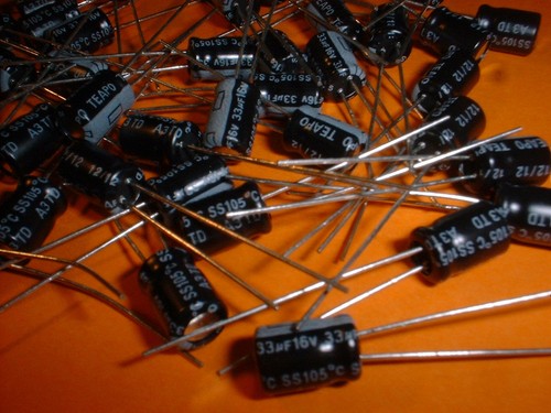 50x Elko 33µF//16V 105°C 5x7mm RM 2mm 33uF