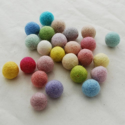 2 cm couleurs pastel 100/% Laine Felt Balls 25 comte-Assortiment de lumière pâle