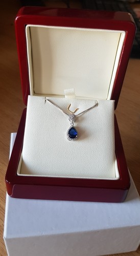 Acabado De Oro Blanco Azul Zafiro y creado diamante pearcut Collar Regalo en Caja