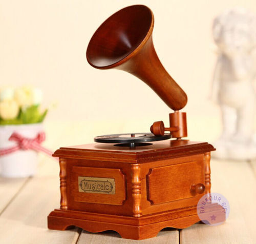 Pirates of the Caribbean Davy Jones WOOD PHONOGRAPH WIND UP MUSIC BOX 