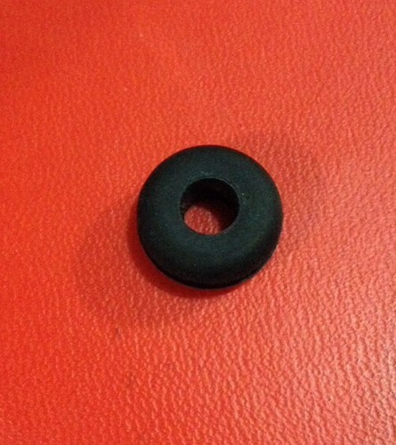 for 3//8/" hole 1//16/" Thick ID 1//4/" OD 5//8/" Buna S SBR Lot Of 10 GROMMETS