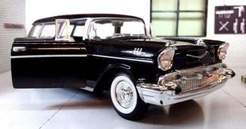 Voitures, camions et fourgons miniatures Road Signature 1:24