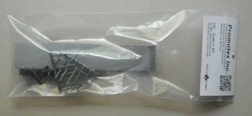 GRAY FLATBED TRAILER REMOVABLE STAKES PROMOTEX 1//87 Truck Accessory HO 5456