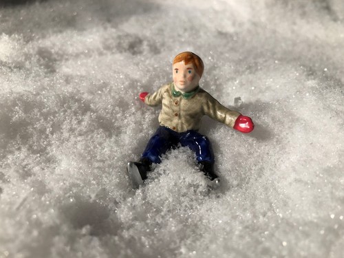 NEW DEPARTMENT 56 SNOW VILLAGE SERIES CRACK THE WHIP SKATERS #5171-3 ACCESSORY