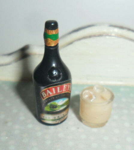 Eine Flasche und ein Glas Baileys 1:10-Miniatur