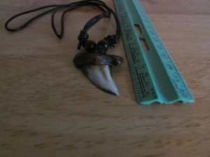 Hand-Made-Carved-Bone-Lone-Wolf-Fang-Necklace-Pendant-Unisex-Mens-Womens-Surfer