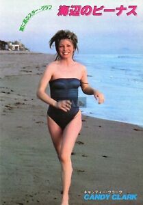 Met slank lichaam en Middenblond haartype zonder BH(cup)  op het strand in bikini
