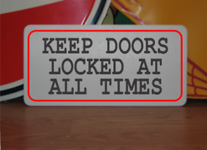 Mantenha as portas bloqueado em todos os momentos Sinal De Metal 