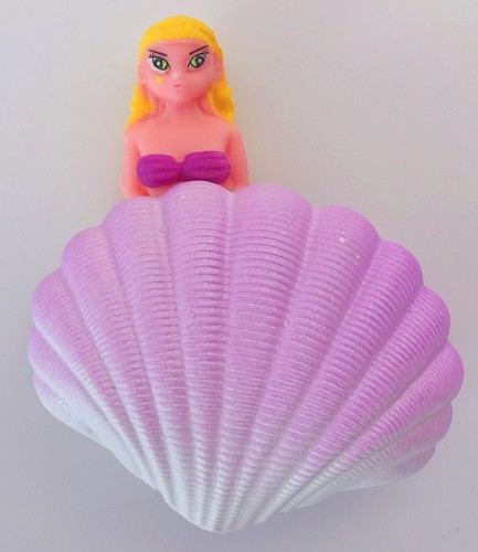 Growing Mermaid clam shell wachsende Nixe in der Muschel