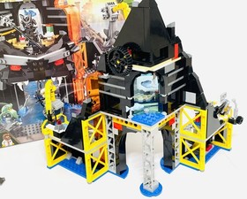 LEGO The LEGO Ninjago Movie: Garmadon's Volcano Lair (70631) Complete