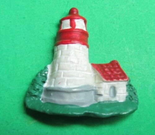 1" La MODE LIGHTHOUSE RED & WHITE PLASTIC SHANK NOVELTY BUTTON NOS 1 H30 