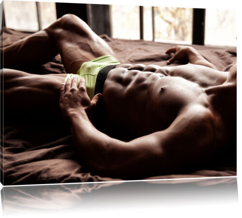 Musculoso hombre en cama imagen del lienzo adhesivos son impresiones artísticas 