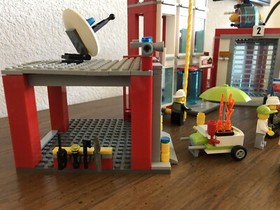 LEGO 60110 FIRE STATION City - Engine Pole Chief Firemen Dog Helicopter Complete