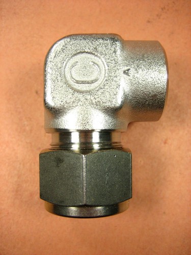 5//8 IN TUBE OD X 3//8 IN Elbow Swagelok New FEMALE NPT SS-1010-8-6