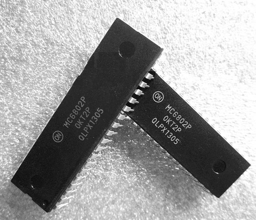2PCS MC6802P MOTOROLA DIP40 NEW QUALITY