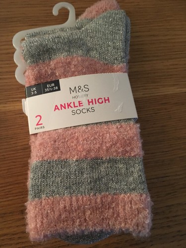 NUOVO con Etichetta M/&S Maglieria Donna Confezione Da 2 Alte alla Caviglia Rosa Grigio Calze