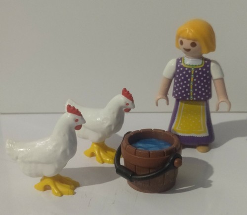 BELEN 30//9//19 PLAYMOBIL NIÑA CON GALLINAS Y CUBO DE AGUA MEDIEVAL