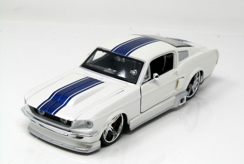 Modellauto 1 24 Ford Mustang Gt 500 Custom 1967 Weiss Metallic Maisto Diecast Toy Vehicles Cars Trucks Vans