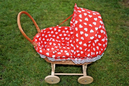 Cochecito para muñeca de madera color rosa de Pintoy Cochecito para muñeca de madera color rosa de Pintoy