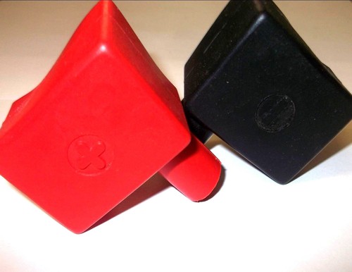 negativo BANDIERA rosso e nero. TERMINALE copre la batteria positivo