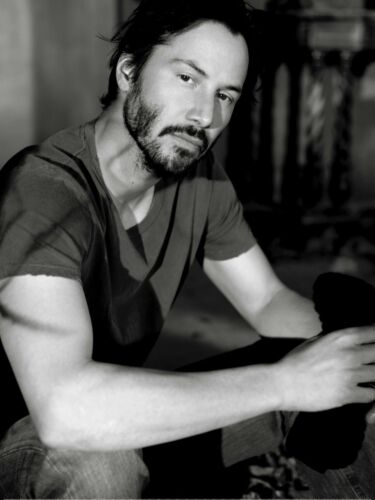 Keanu Reeves Posing For The Photo 8x10 Photo Print 