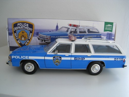 1988 Ford LTD Crown Victoria Wagon NYPD New York City Police Greenlight 1:18 Neu
