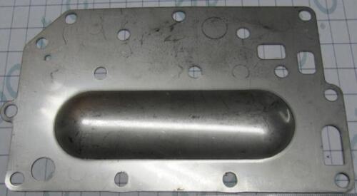 NOS OMC Johnson Evinrude 25//35 Hp Inner exhaust cover  P//N 324322