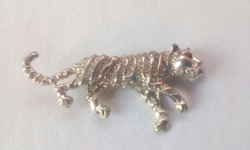 Lioness Broach//Pin Ruby Eyes Diamonty Silver Plated Casting Fast Delivery.