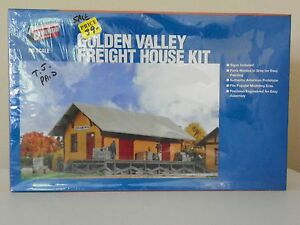 WALTHERS-CORNERSTONE-HO-U-A-GOLDEN-VALLEY-FREIGHT-HOUSE-PLASTIC-MODEL 
