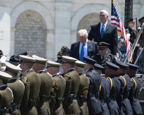 DONALD TRUMP MIKE PENCE AT TRIBUTE TO FALLEN POLICE OFFICERS 8X10 PHOTO FB-422 