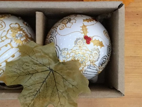 Beautiful quality hand painted ceramic Christmas decorations baubles 3 pack Gift