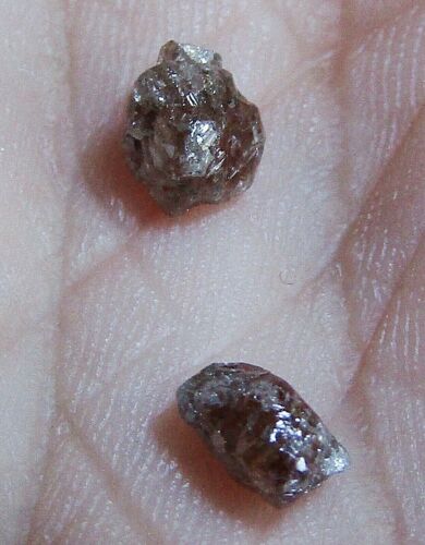 Diamante natural en bruto rojizo 0.5 cts