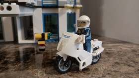 LEGO City Police Station Mega Set 60141 & Added Extra Minifigures As Is Pic 🌟