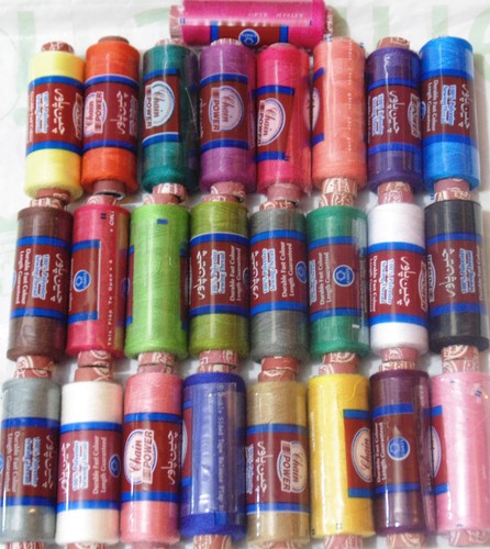 25 x NUOVA 100/% POLIESTERE PER CUCIRE bobine di diversi colori di buona qualità