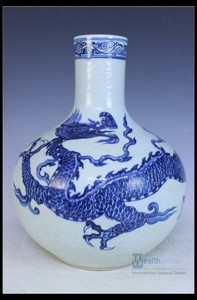 A-Fine-Chinese-Beautiful-Blue-and-white-Porcelain-Dragon-Vase