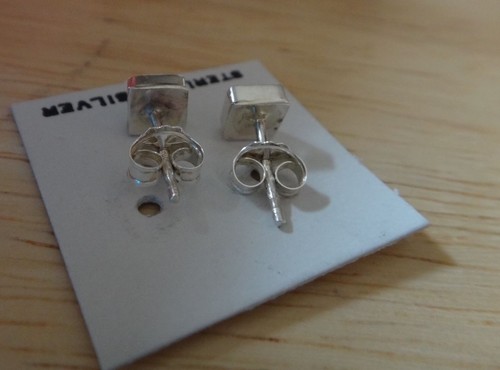 Sterling Silver Petit 5 mm Carré Turquoise Couleur Zuni Made incrusté Boucles d/'oreille