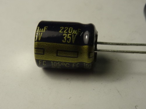 10 pieces Condensateur électrolytique 220µF 35V PANASONIC FC 105° lowESR 10PCS