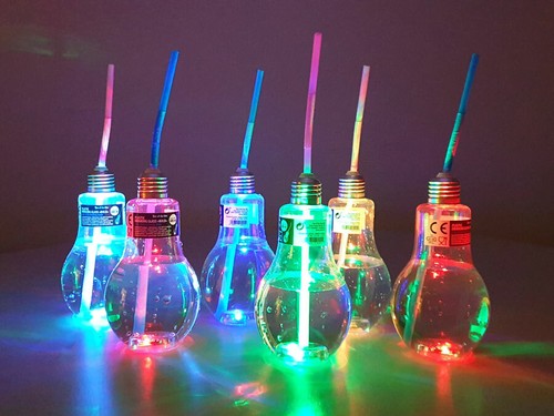 24x Kunststoff Trinkglas Party Zubehör 400 ml Glühlampe LED Gläser mit Trinkhalm