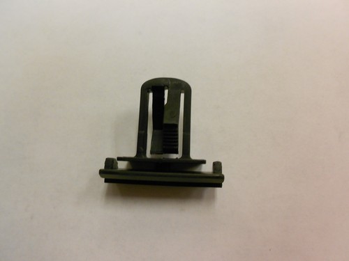Jeep CHRYSLER OEM 06-10 Commander Front Bumper-Bumper Cover Clip 5189180AA