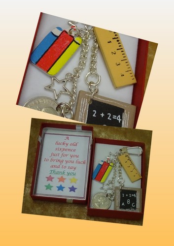 Insegnante LUCKY Sixpence BOMBONIERA grazie Charm PENNE RIGHELLO LAVAGNA RED BOX