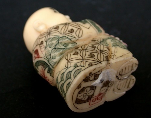 Japanese ivory color bone netsuke Buddhist Boy Sits with Prayer Beads