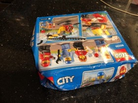 Lego City 60100 Airport Starter Set 81pcs New Sealed Dented Box