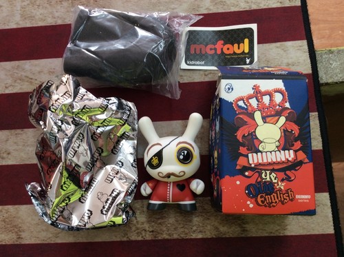 Kidrobot YE OLDE ENGLISH petit coin McFaul 1//50 Vinyle Chase Figure avec boite!