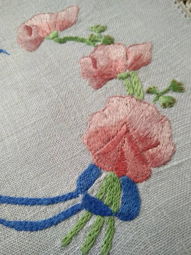 Sweetpeas// Maidenhair Fern /& Bows ~ Vintage Hand Embroidered Doily