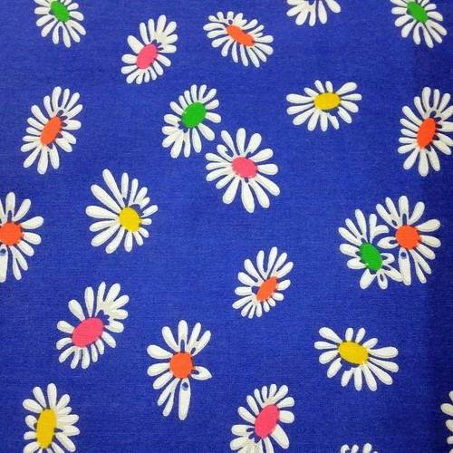 Polycotton Gerbera Daisy Fabric x 112cm 44/" Red Blue or Yellow