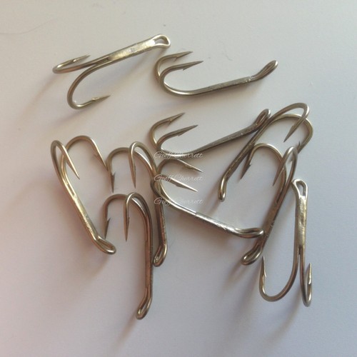 5 each size 8 and 6 Kamasan B270 double fly hooks.